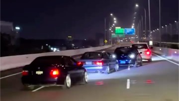 Aksi Konvoi Mobil Zig-zag di Tol Becakayu Berakhir Ditegur Polisi