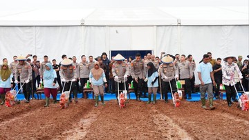 Penanaman Jagung Serentak Kuartal I 2026, Polri Salurkan Alsintan ke Petani