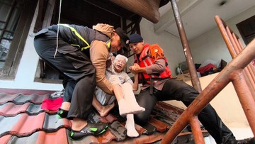 Banjir di Mampang Jaksel, Brimob Polda Evakuasi Lansia hingga Anak-anak