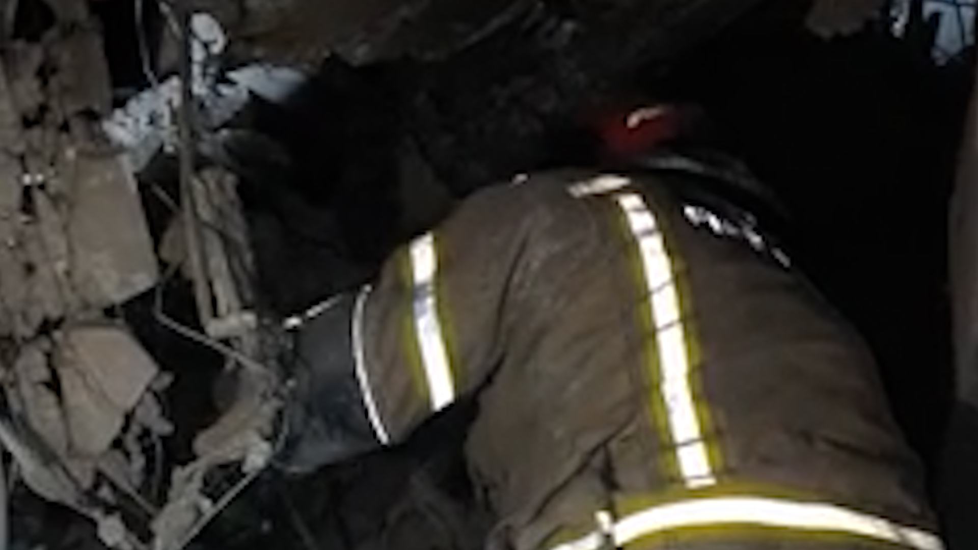 Mayat balita ditarik dari siaran setelah serangan Israel menghancurkan Teheran