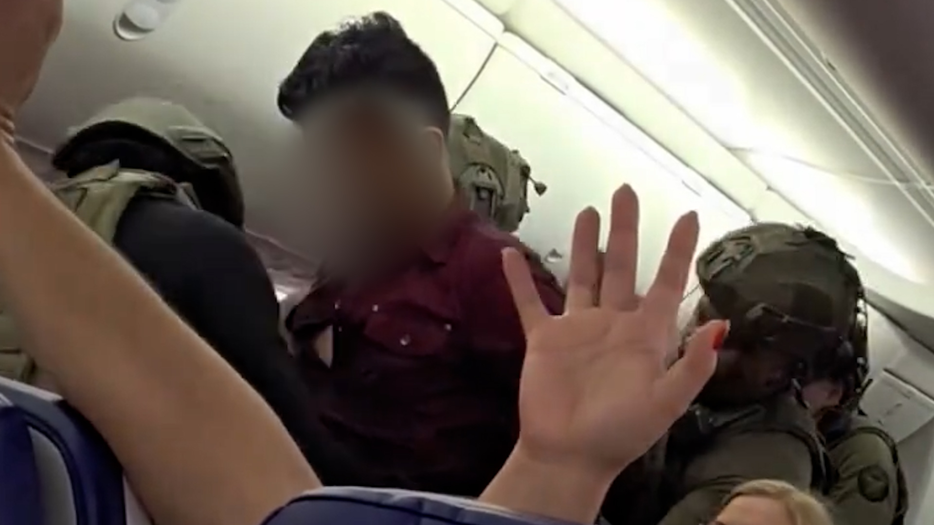 pria-yang-dikeluarkan-dari-penerbangan-setelah-adzan-disangka-sebagai-'ancaman-bom'