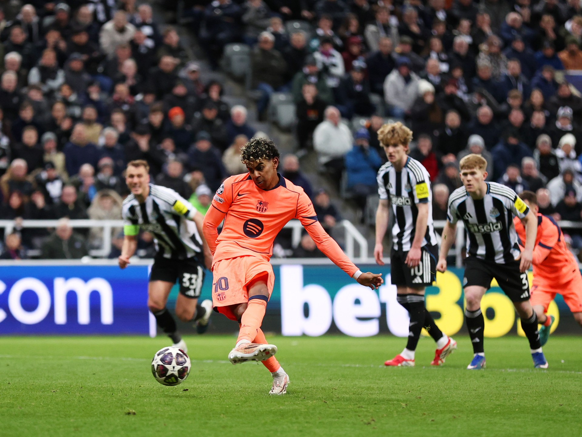 penalti-yamal-yang-terlambat-menyelamatkan-hasil-imbang-1-1-untuk-barcelona-di-newcastle