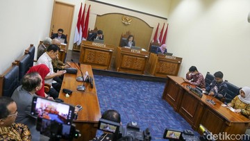 Serba-serbi Putusan KIP Buka Info Studi Jokowi di UGM