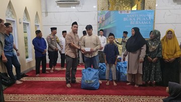 Polri Salurkan Santunan Ramadan untuk 100 Anak Yatim Piatu di Jakbar