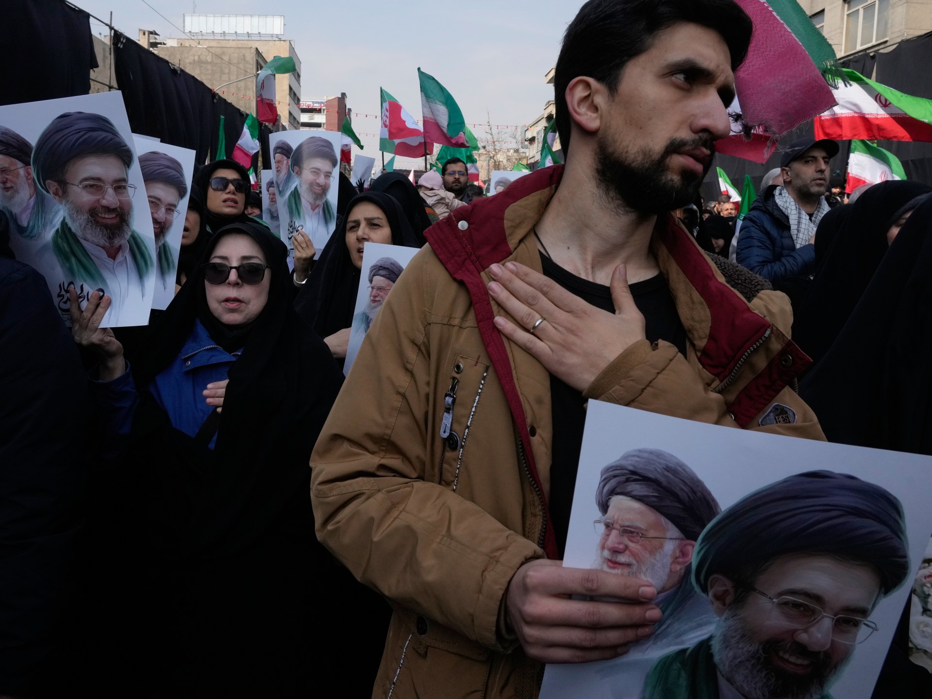 Pihak yang berwenang Iran diperingatkan terhadap protes ketika Israel mengancam pasukan Basij