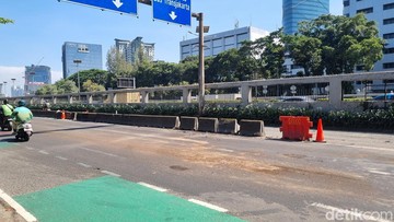 Truk Terguling di Depan DPR Sudah Dievakuasi, Ceceran Solar Ditutup Pasir