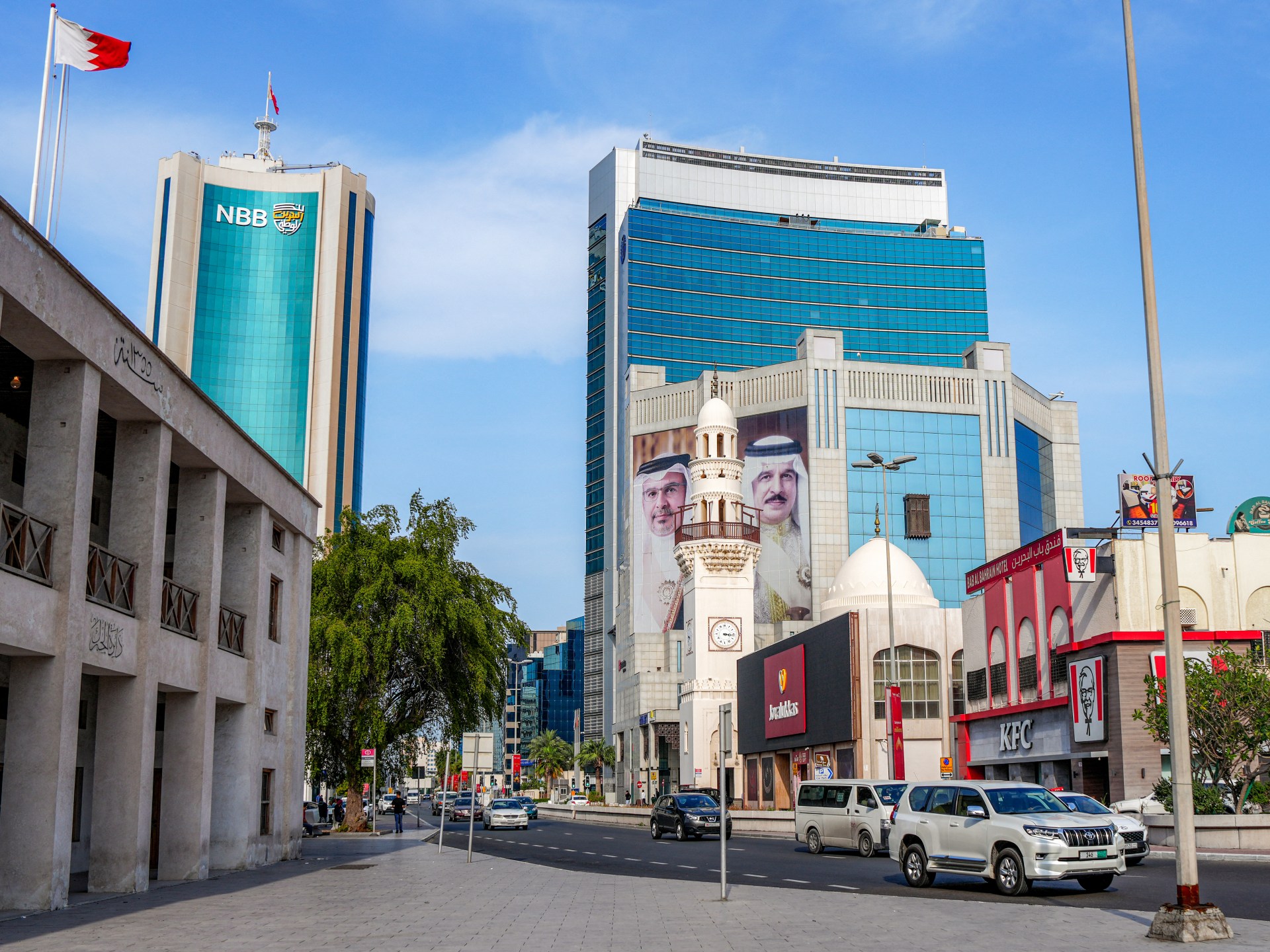 Iran menargetkan negara-negara Teluk dengan rudal dan drone ketika harga minyak melonjak