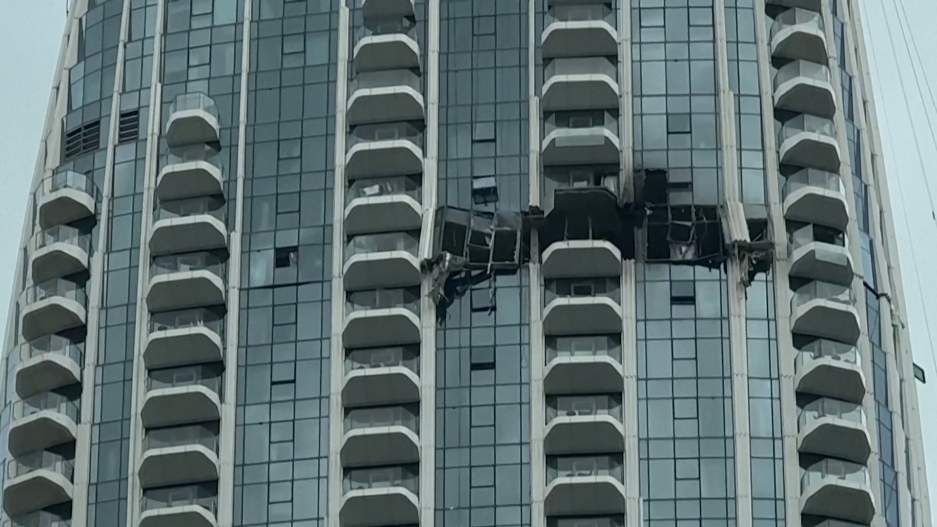 Gedung tinggi Dubai rusak akibat serangan drone semalam