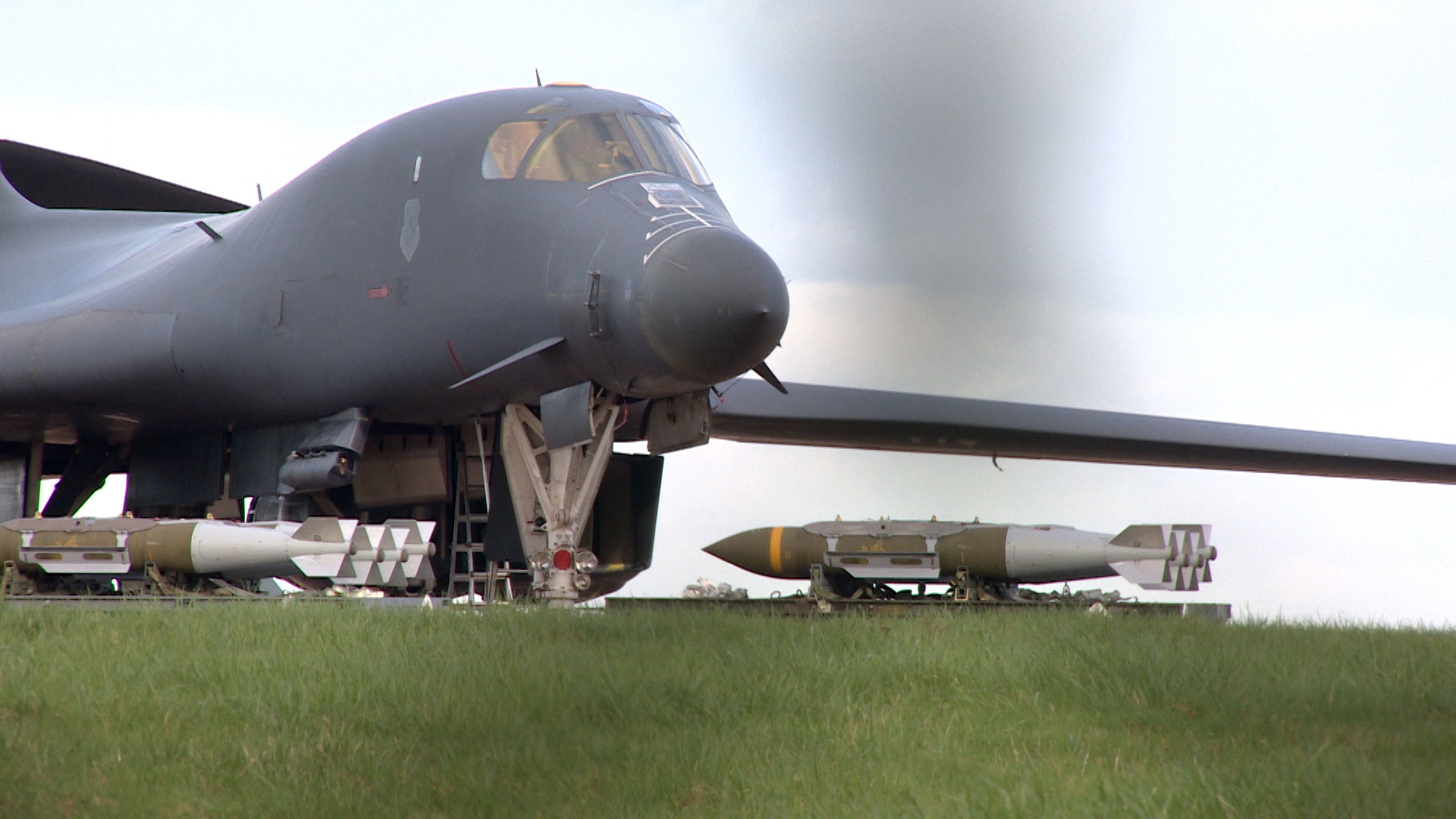 Bom penghancur bunker dimuat ke pesawat AS di pangkalan udara Inggris di tengah perang Iran