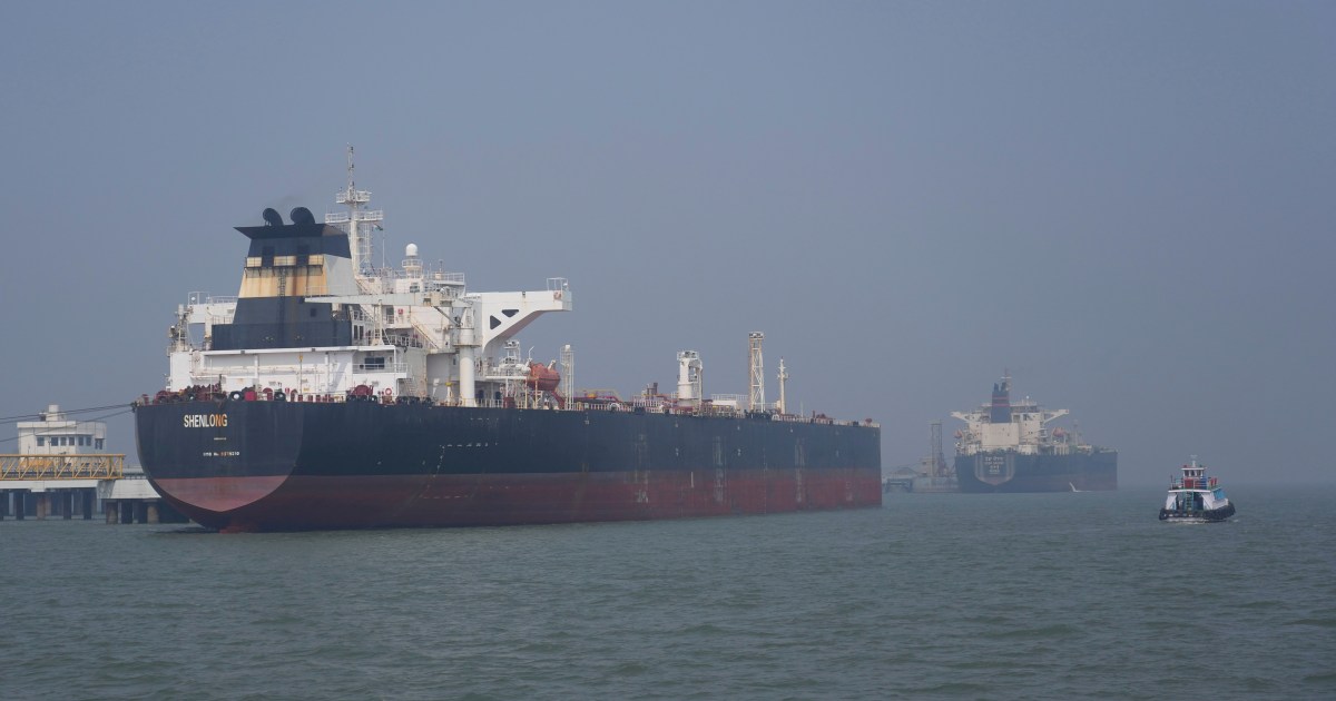 Minyak bertahan di atas $100 per barel di tengah cengkeraman Iran di Selat Hormuz