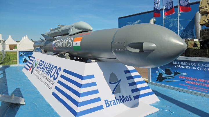 Perlukah Indonesia Membeli Rudal BrahMos dari India