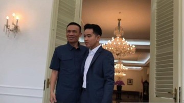 Gibran Peluk Rismon Sianipar di Istana Wapres: Pokoknya Kita Saudaraan