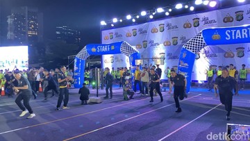 Polda Metro Gelar 'Night Run Jaga Jakarta', Wakapolda Ikut Balap Lari