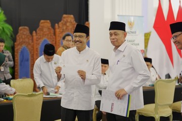 Mensos dan Wamensos Bayar Zakat Melalui Baznas di Istana