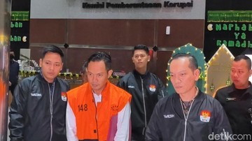 Penampakan Bupati Cilacap Ditahan KPK, Pakai Rompi Oranye-Diborgol
