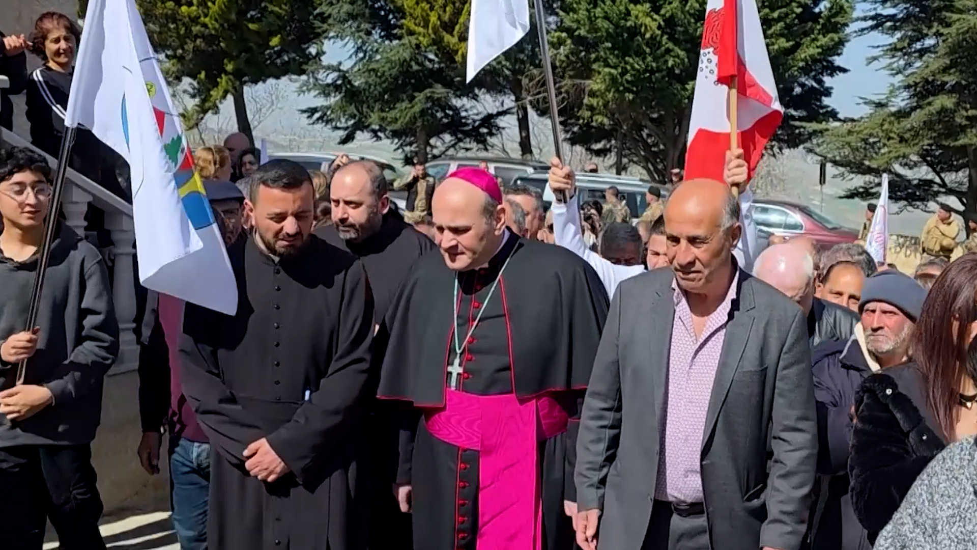 Utusan Vatikan mengunjungi gereja Lebanon setelah pendeta membunuh dalam penembakan