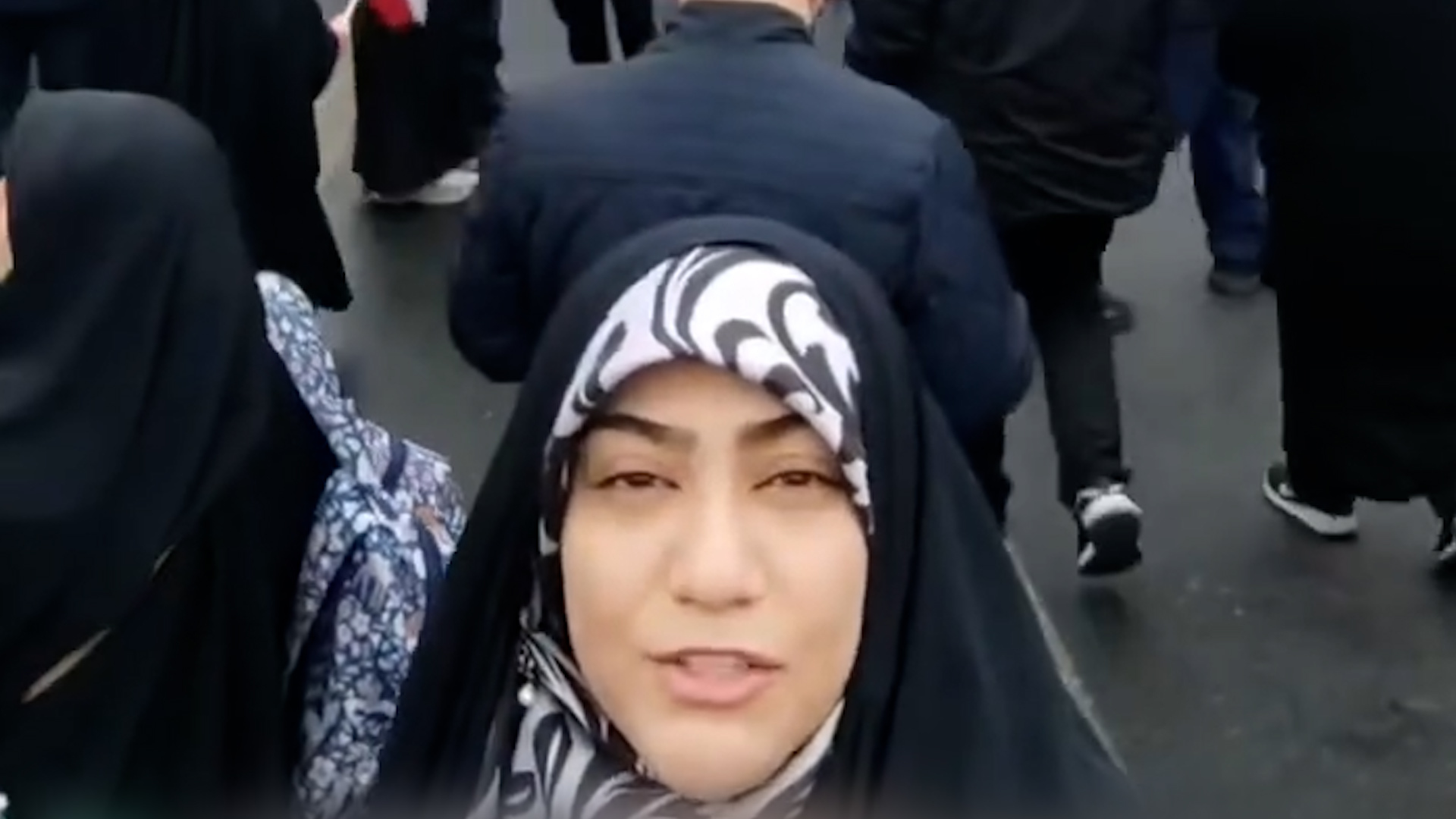 Wanita Iran menjelaskan 'Allahu Akbar' kepada orang Amerika, di tengah ledakan di Iran