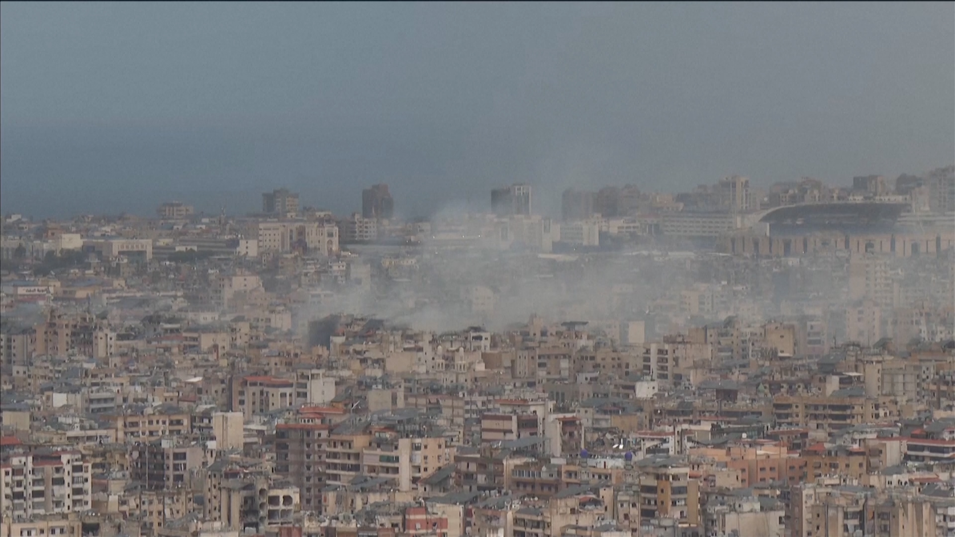 Asap mengepul di pinggiran selatan Beirut