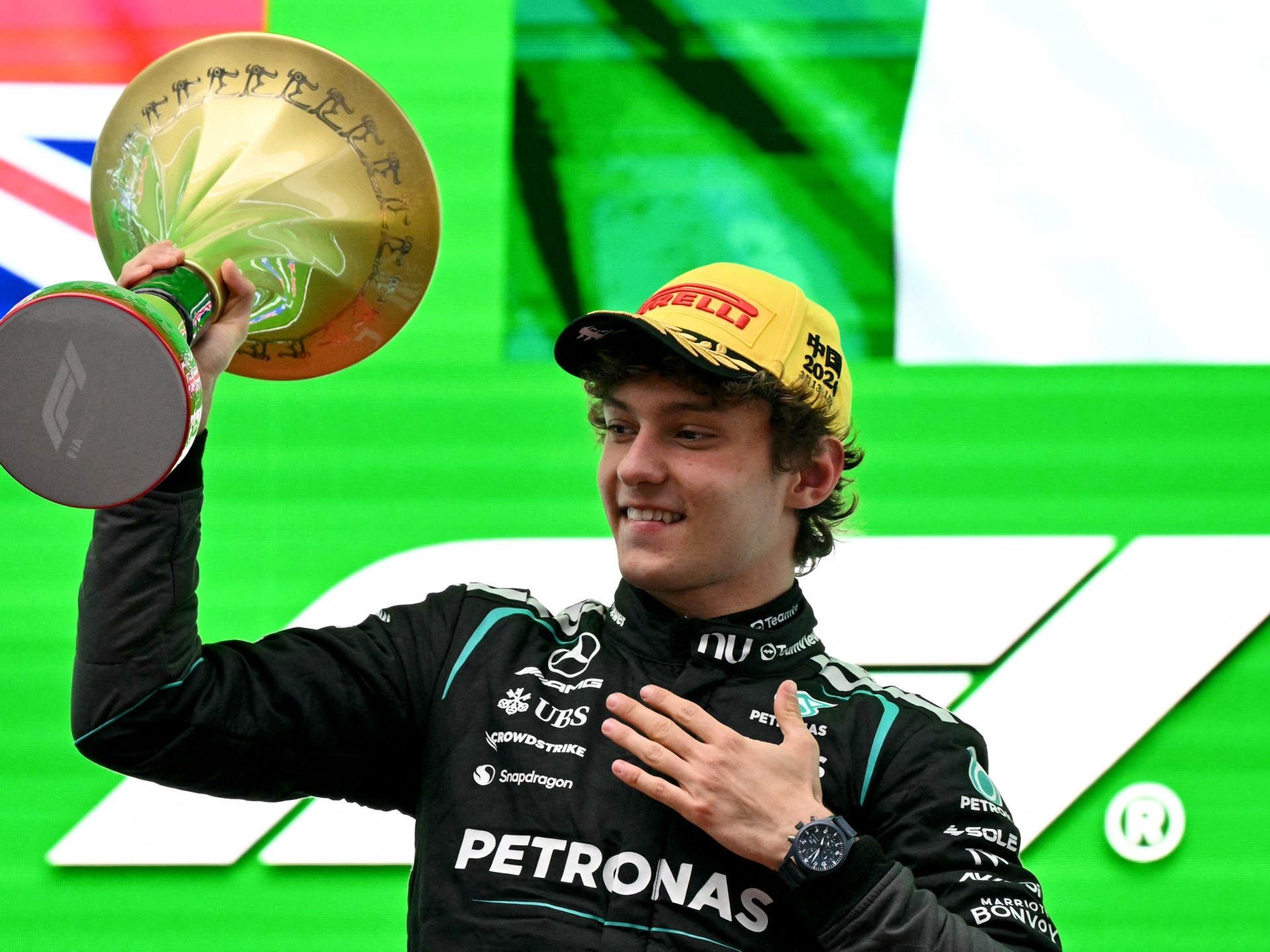 Remaja Mercedes yang berlinang air mata, Kimi Antonelli, memenangkan F1 pertamanya di Tiongkok