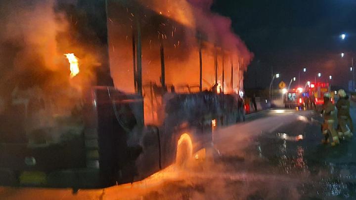 Bus Pariwisata Terbakar di Tol Cipali.