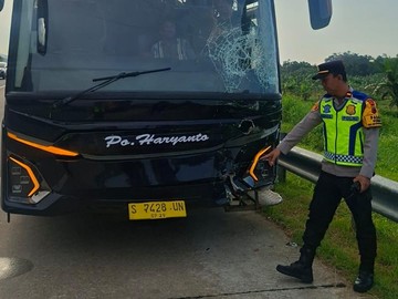 Bus Tabrak 5 Mobil Pemudik di Tol Batang, Tak Ada Korban Jiwa