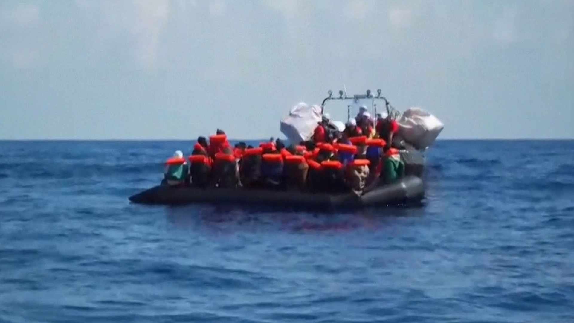Video menunjukkan puluhan migran menyelamatkan di Laut Mediterania