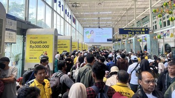 Stasiun Pasar Senen Padat, Calon Penumpang Sampai Duduk di Lantai