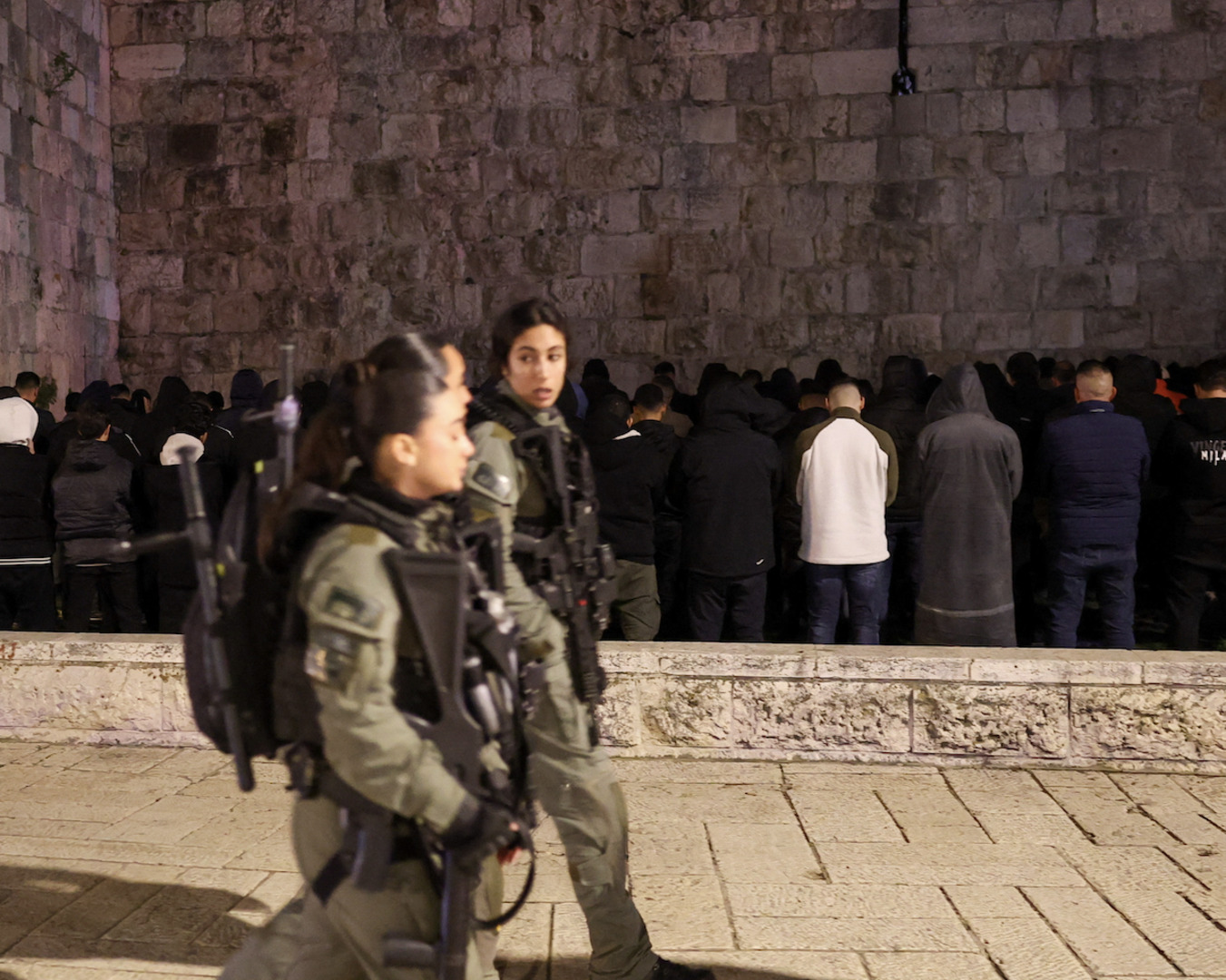 Umat Muslim berdoa di dekat Masjid Al-Aqsa yang ditutup pada malam suci Ramadhan