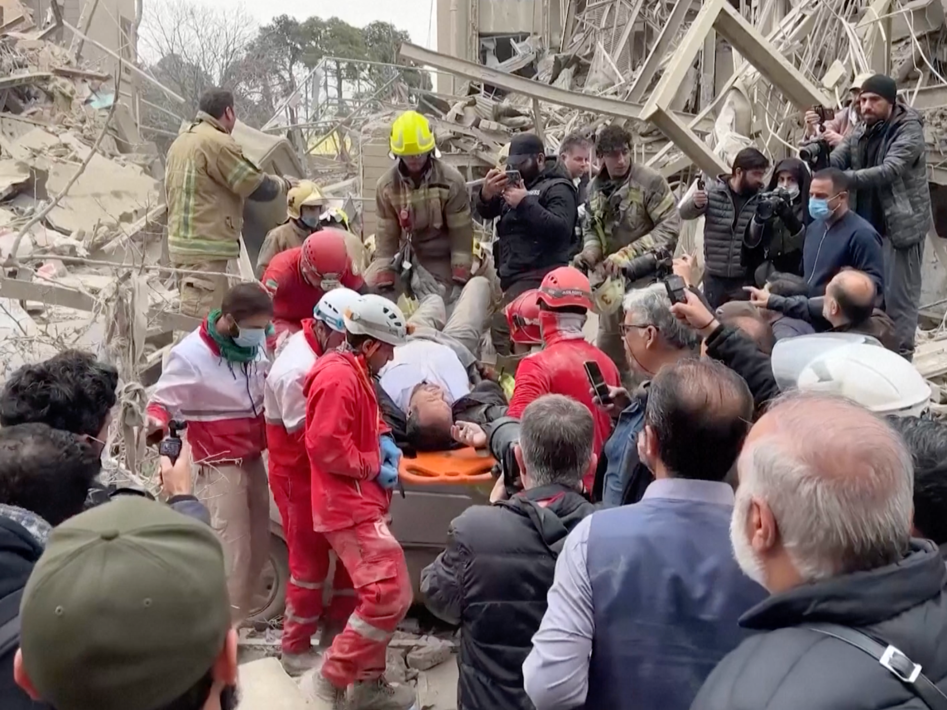 Warga sipil keluar dari habitatnya setelah serangan AS-Israel di Teheran