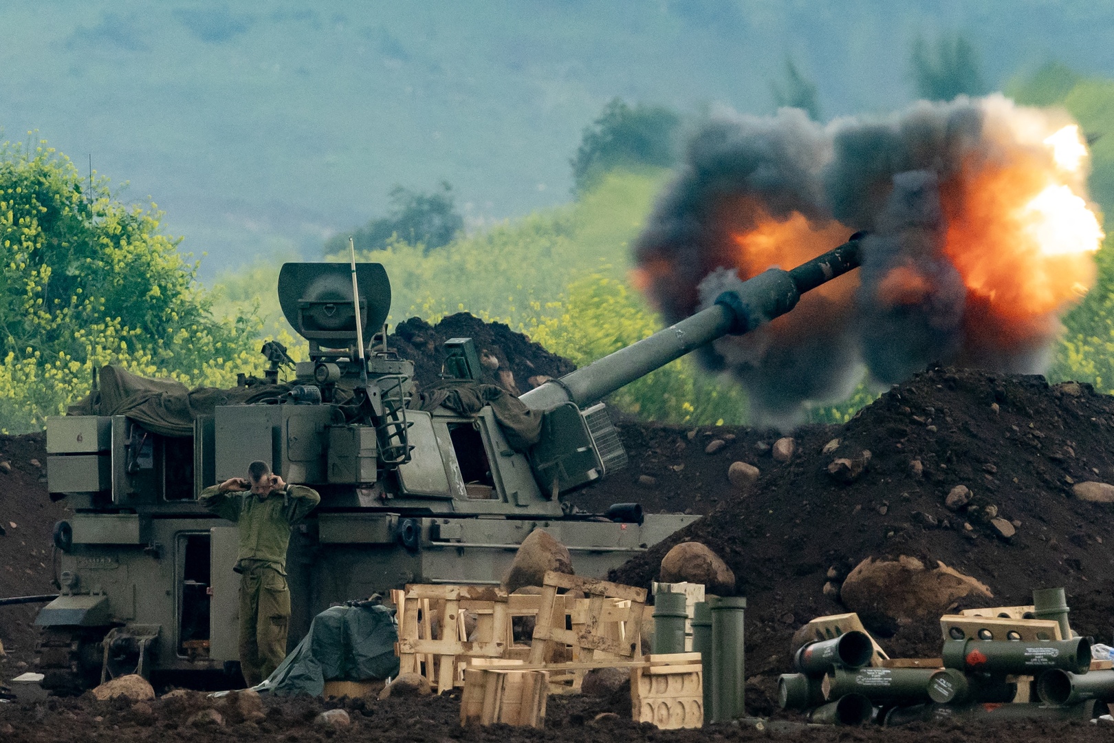 Pasukan Israel di Lebanon selatan saat operasi darat diumumkan