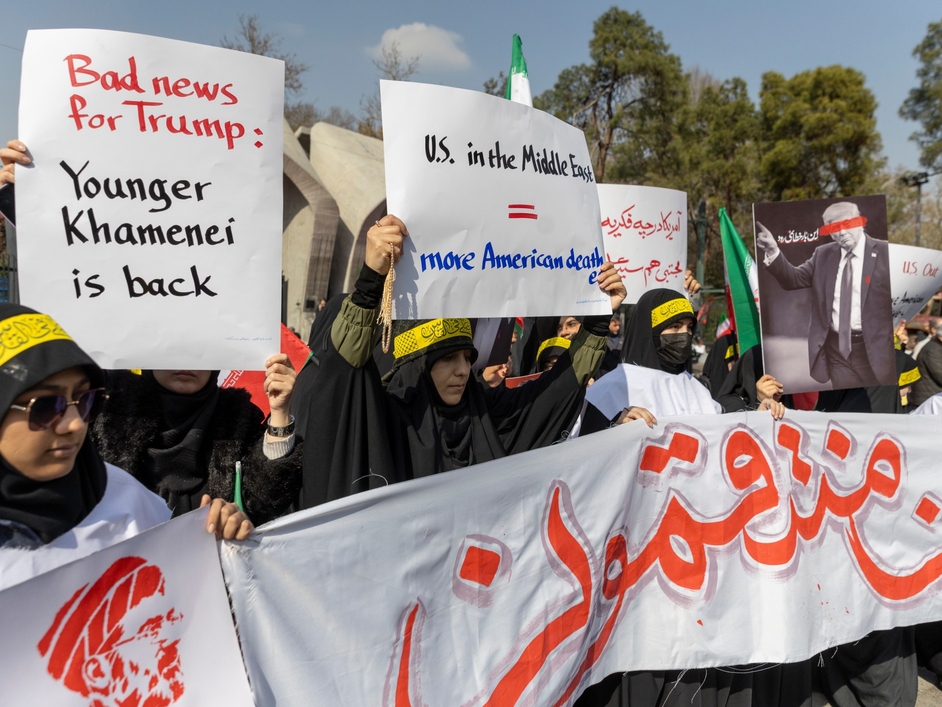 Para pejabat Iran menggembar-gemborkan perayaan 'pembakaran Trump' di tengah pertarungan narasi