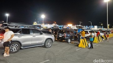 Dermaga di Merak Penuh, Polisi Pasang Penyekat Antisipasi Penumpukan