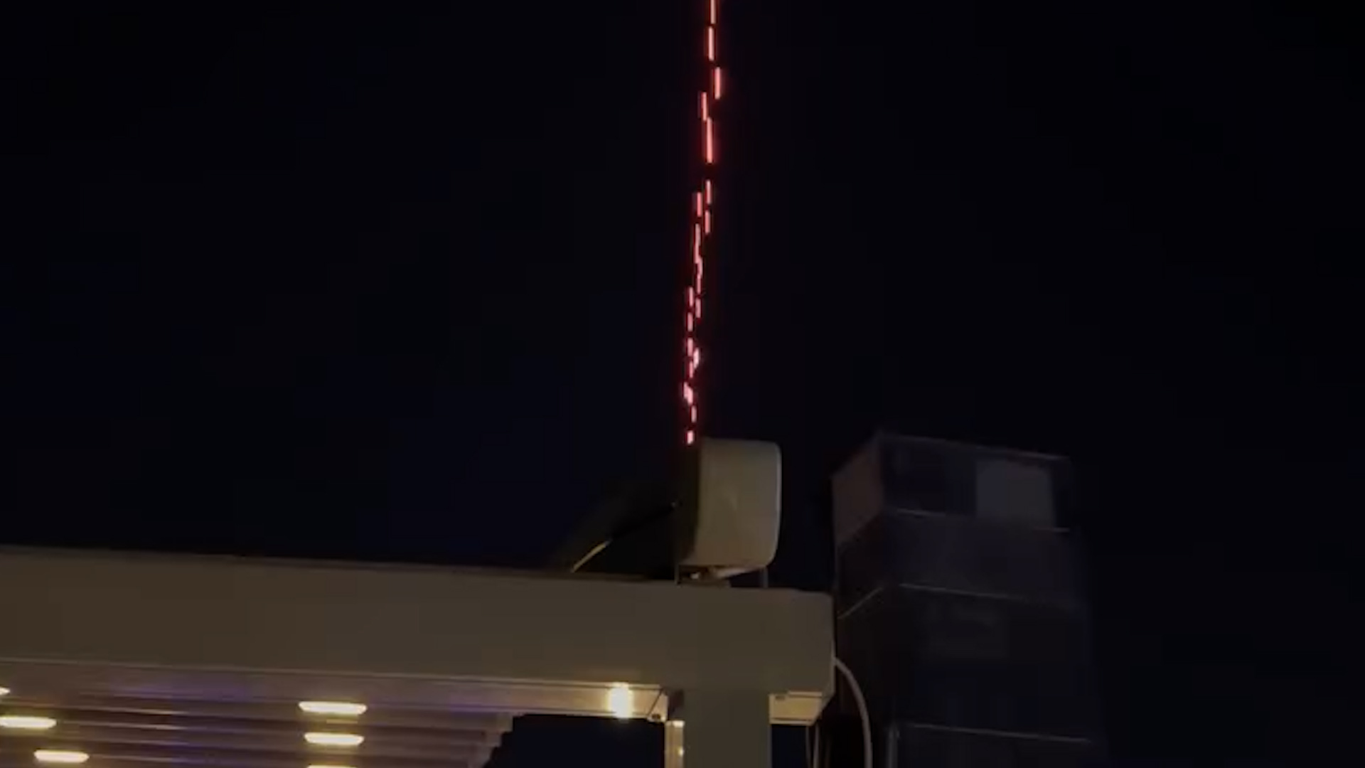 Pengunjung menyaksikan upaya intersepsi drone di Bagdad