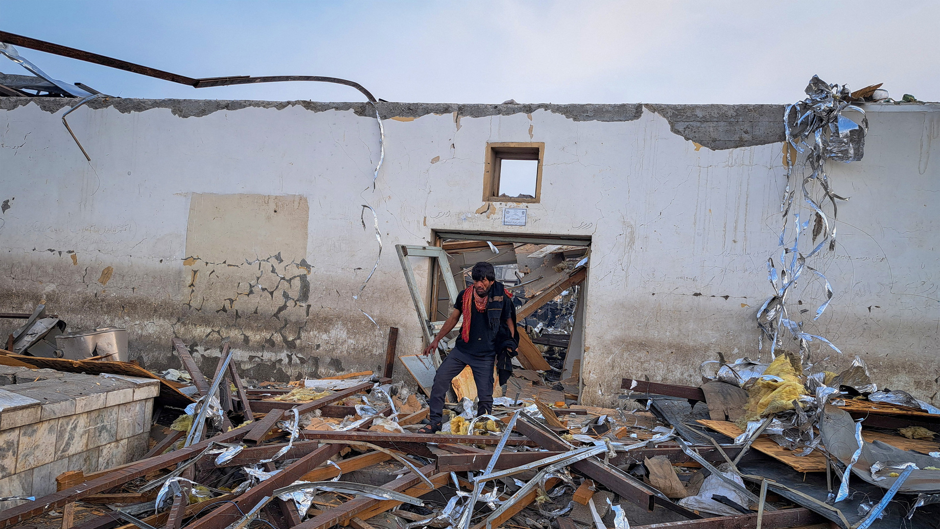 Keluarga mencari orang yang dicintai setelah serangan mematikan di rumah sakit Kabul