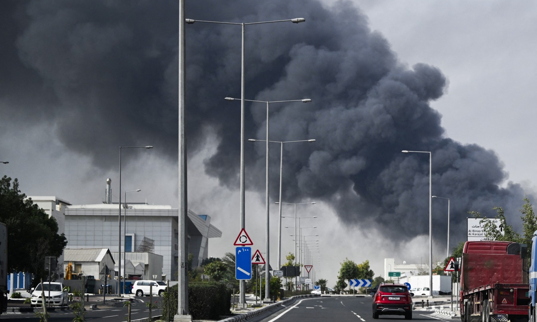 Iran menembakkan rudal dan drone ke seluruh Teluk, wilayah tersebut masih menjadi sasaran perang