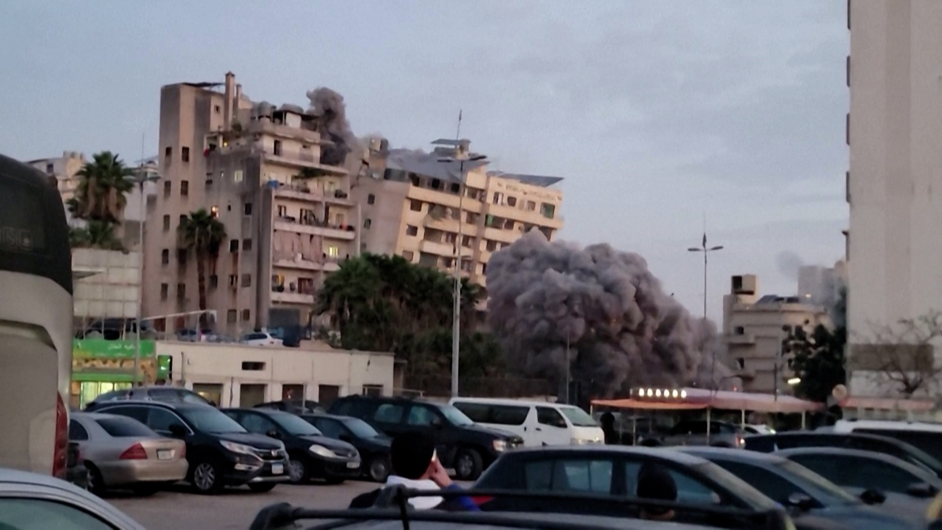 Serangan udara Israel meratakan bangunan tempat tinggal di Beirut