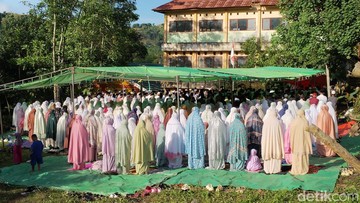 Lebih Awal, Jemaah Naqsabandiyah di Bima Salat Idul Fitri Hari Ini