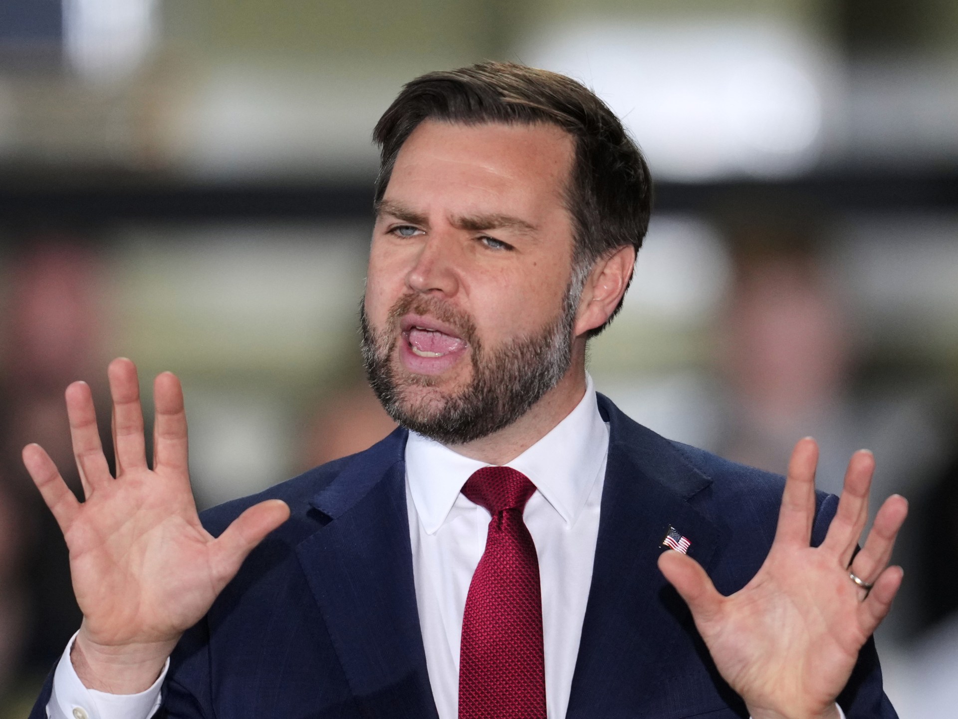 JD Vance menyampaikan kekhawatiran harga gas dengan kritik terhadap Biden