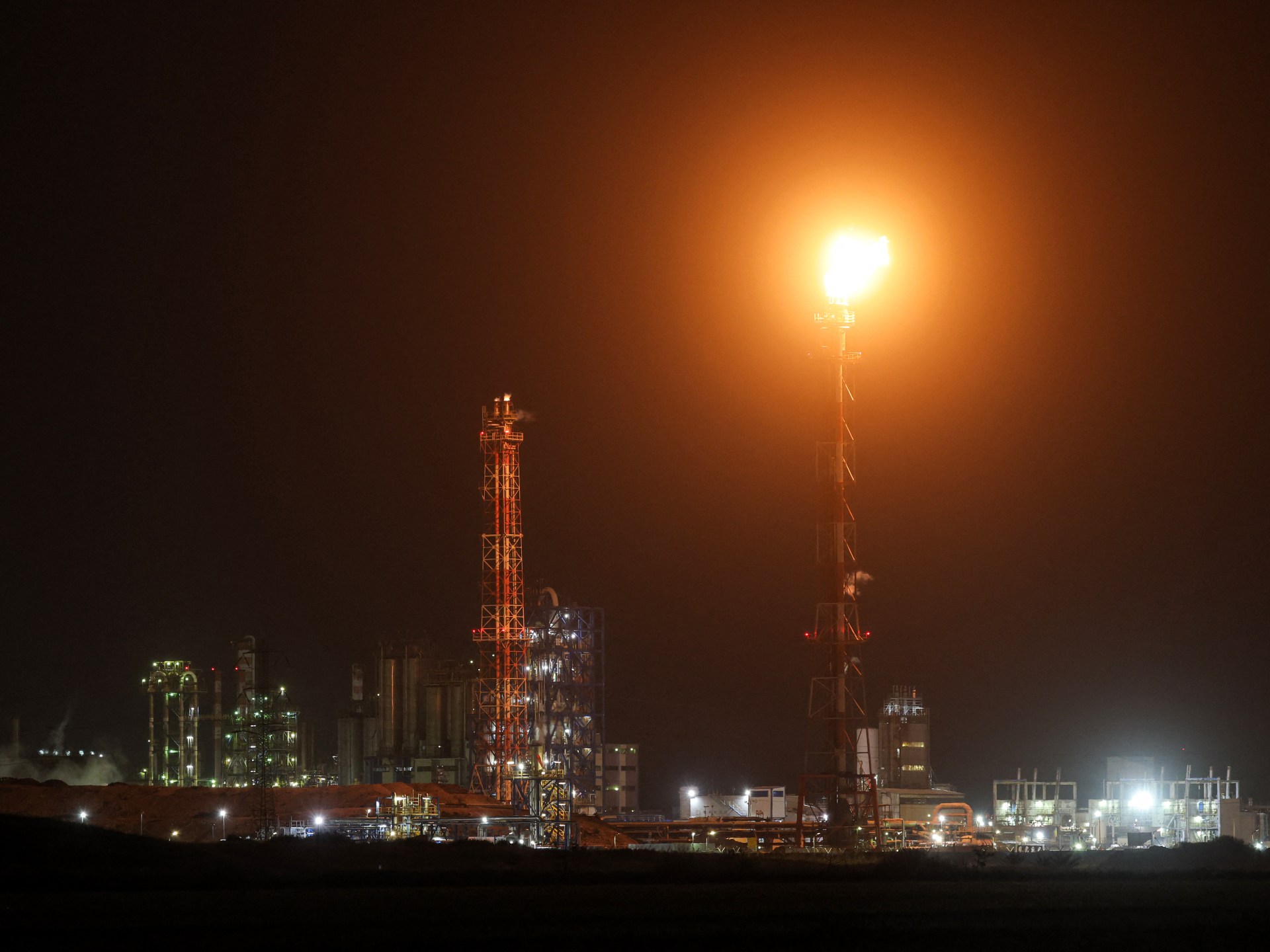 Israel mengatakan kilang minyak Haifa terkena serangan rudal Iran