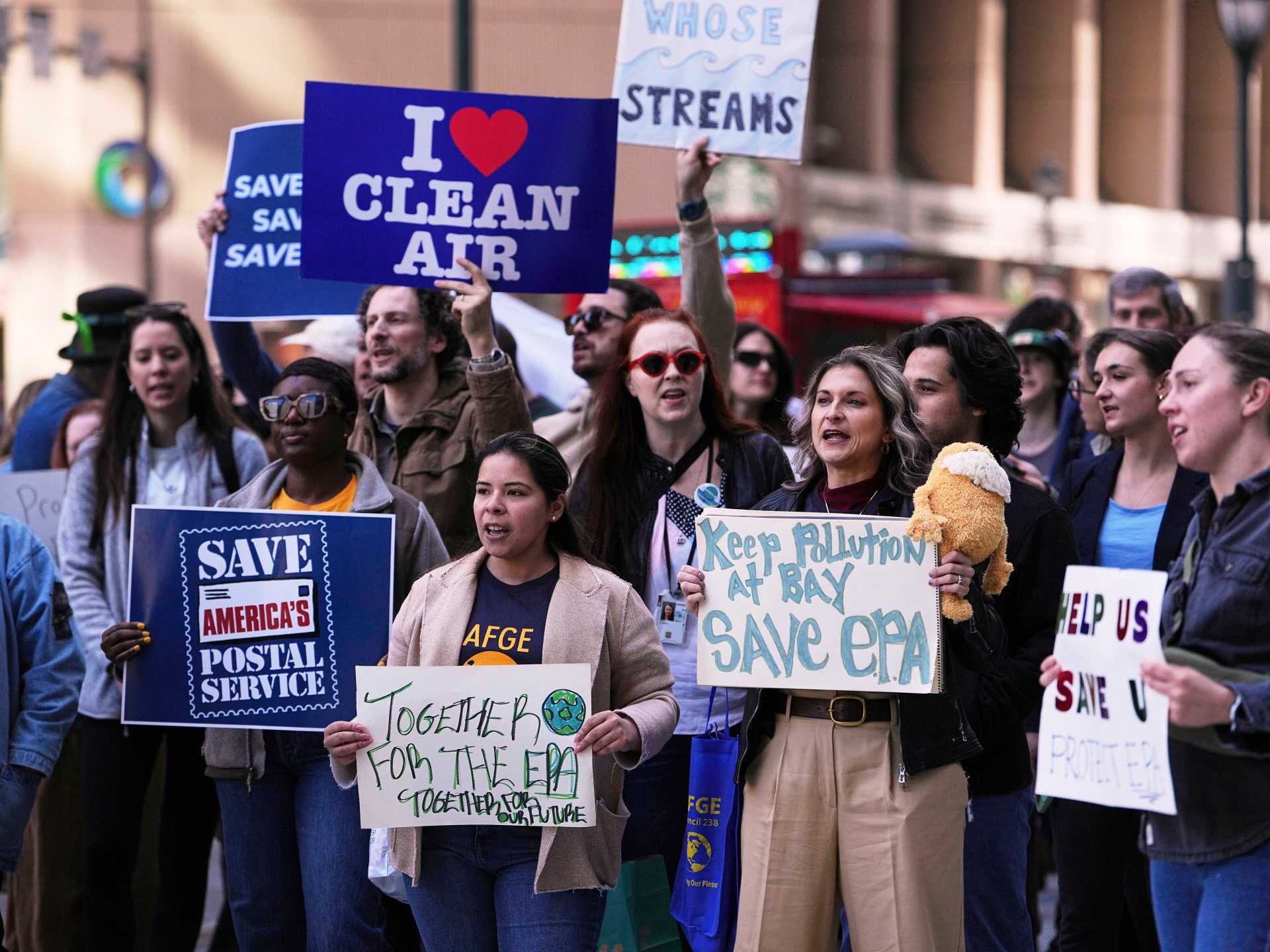 Negara-negara bagian AS mengajukan gugatan yang menentang penemuan temuan iklim oleh Trump