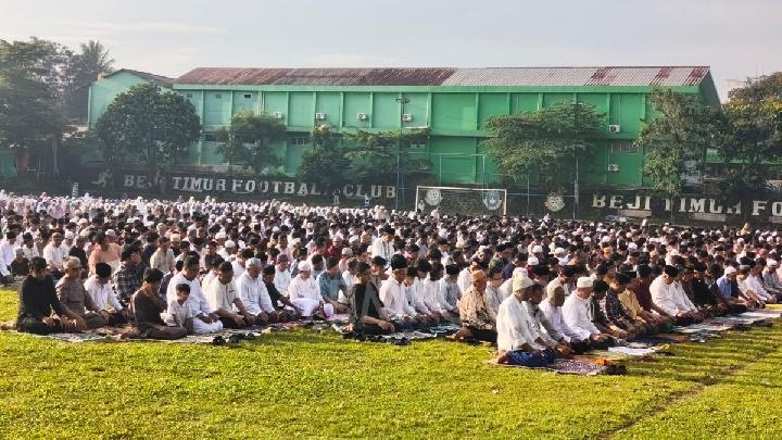 Jemaah Muhammadiyah Salat Id di Lapangan HW Beji Depok