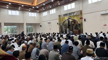 Salat Id Muhammadiyah di Jalan Perintis Makassar, Jemaah Berdatangan di Tengah Hujan