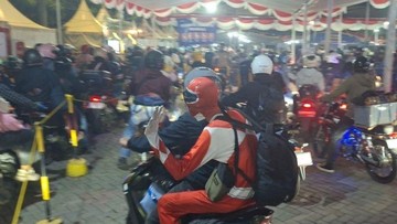 Saat 'Power Ranger' Merah Ikut Mudik Naik Motor di Pelabuhan Ciwandan