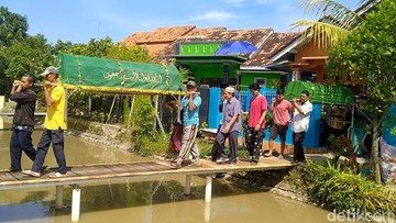 Sekeluarga Korban Kecelakaan Tol Tegal Dimakamkan Satu Liang Lahat di Pemalang