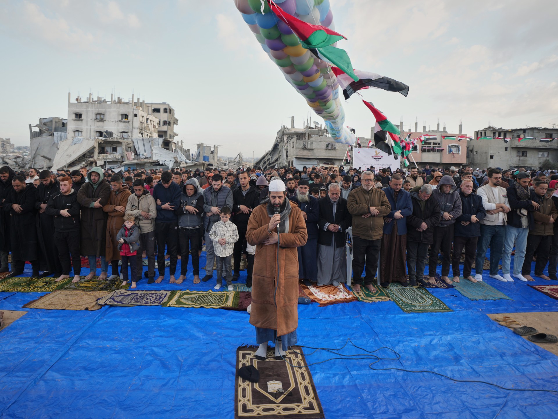 Umat ​​Islam merayakan Idul Fitri di seluruh dunia di tengah bayang-bayang perang