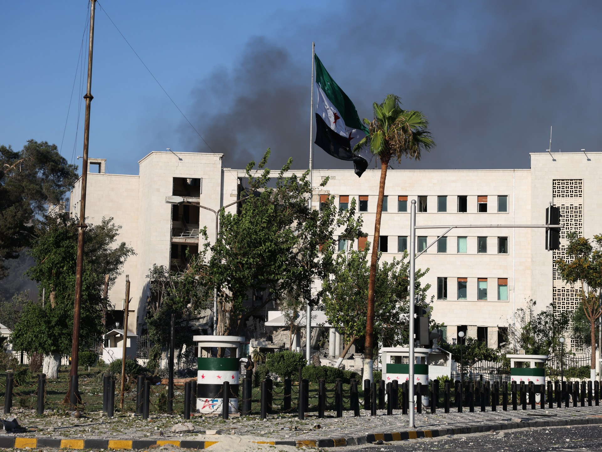 Israel mengatakan mereka menyerang kamp tentara Suriah di selatan setelah Druze 'menyerang'