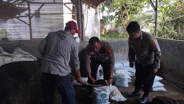 Bripka Hana Ajari Warga Olah Limbah Ternak-Kertas hingga Bernilai Ekonomis