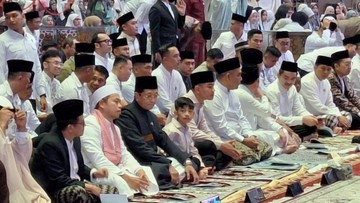 Gibran Ditemani Jan Ethes Tiba di Masjid Istiqlal untuk Salat Idul Fitri