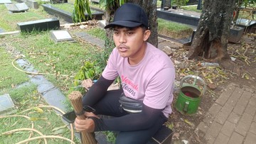 Ziarah Saat Lebaran di TPU Tanah Kusir, Pembersih Makam Tuai Berkahnya