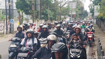 Lembang Ramai Diserbu di Hari Lebaran, Kendaraan Mengular